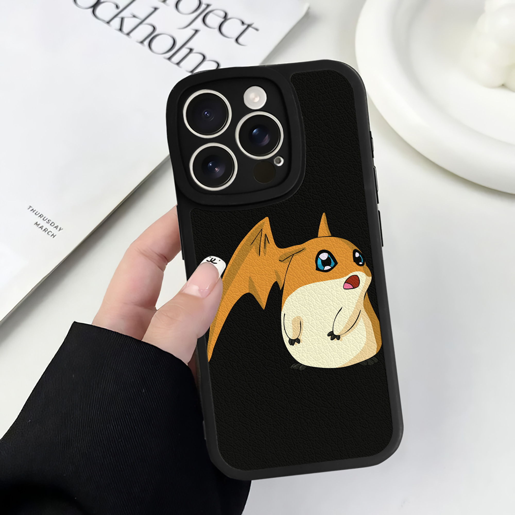 （画像用） Digimon デジタルモンスター/デジモン 【iPhone 16シリーズ対応】シリコンスマホケース（レザー調） 材質：シリコン